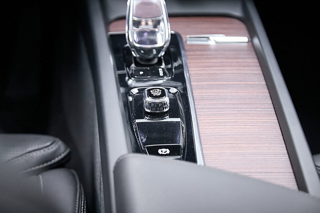 Certified 2023 Volvo XC60 B6 Ultimate w/ Protection Package Premier image 36