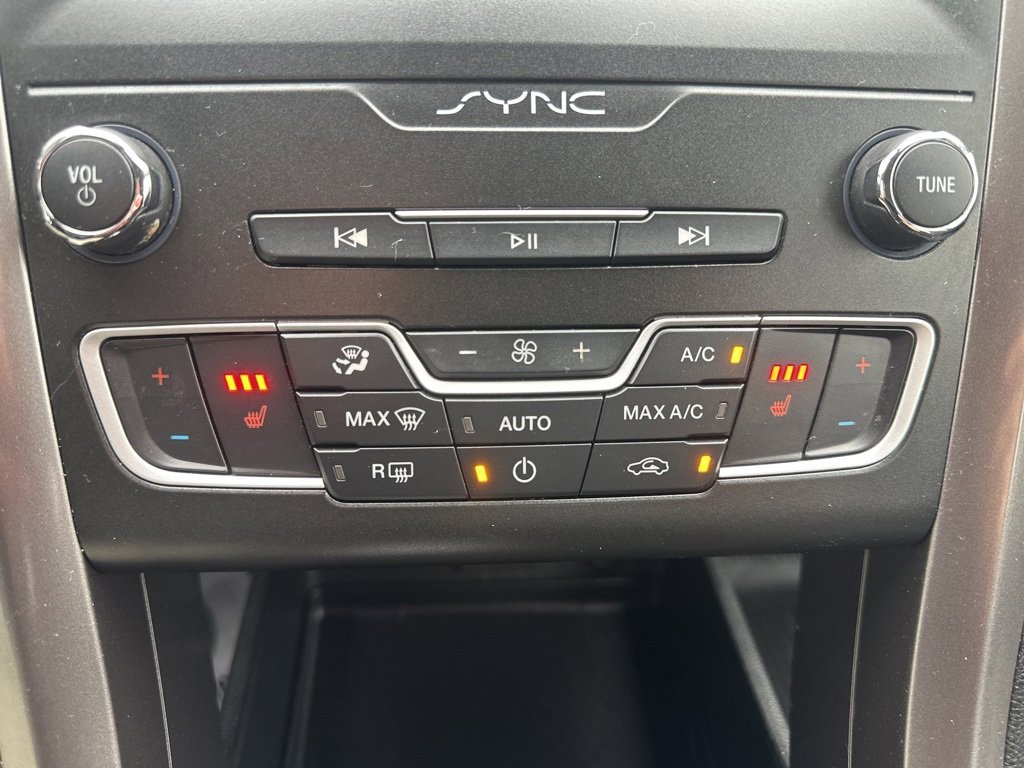 Used 2020 Ford Fusion SE image 15