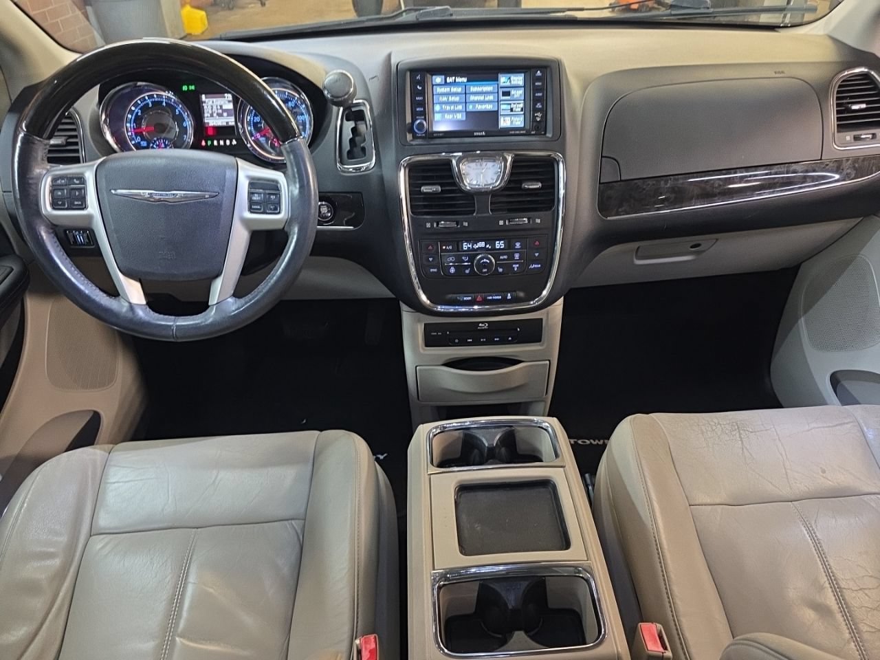 Used 2015 Chrysler Town & Country Limited Platinum FWD image 35