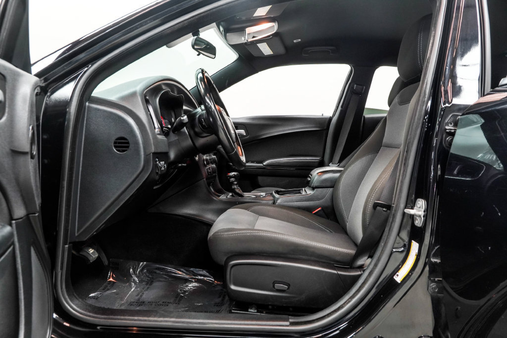 Used 2018 Dodge Charger SXT w/ Blacktop Package RWD image 17