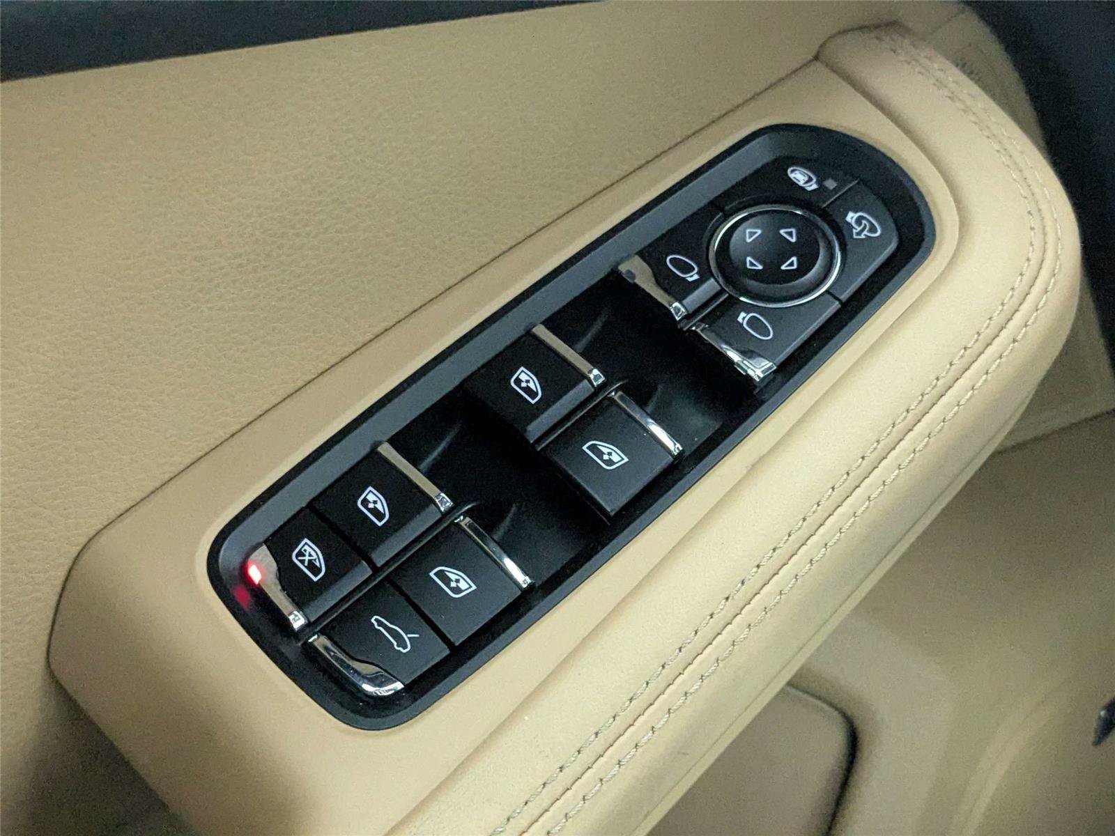 Used 2017 Porsche Macan AWD/4WD image 17