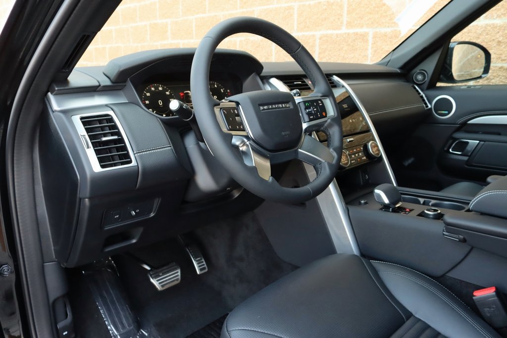 Certified 2024 Land Rover Discovery Dynamic SE AWD/4WD image 13