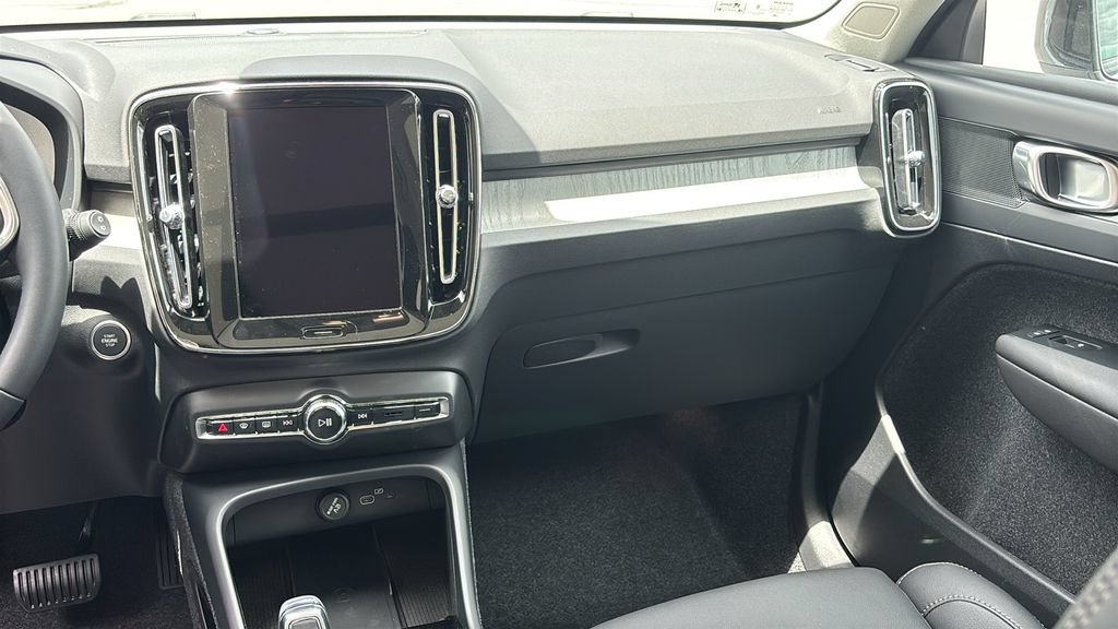 New 2026 Volvo XC40 B5 Plus w/ Protection Package Premier AWD/4WD image 8