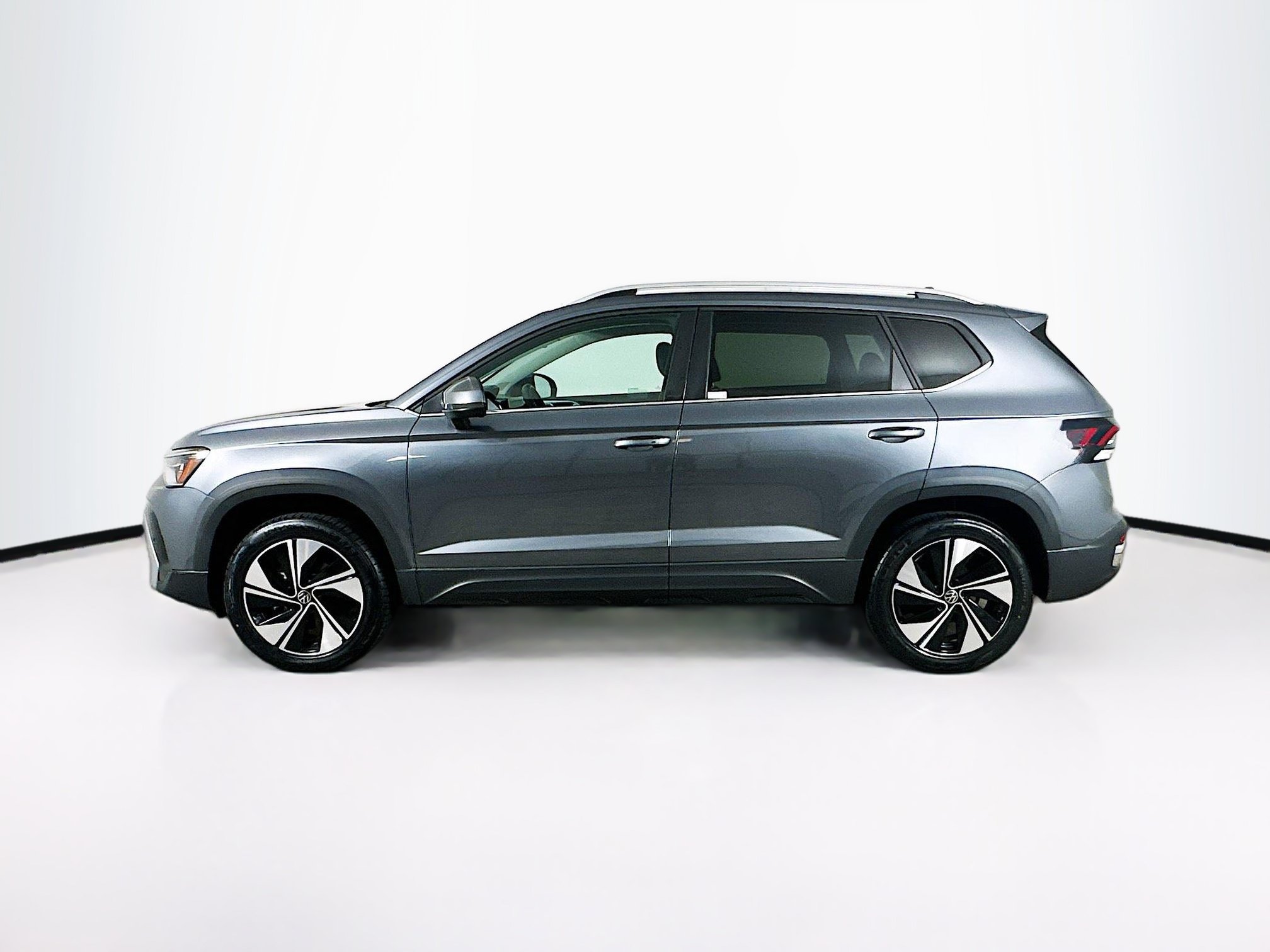 Used 2025 Volkswagen Taos SE AWD/4WD image 4