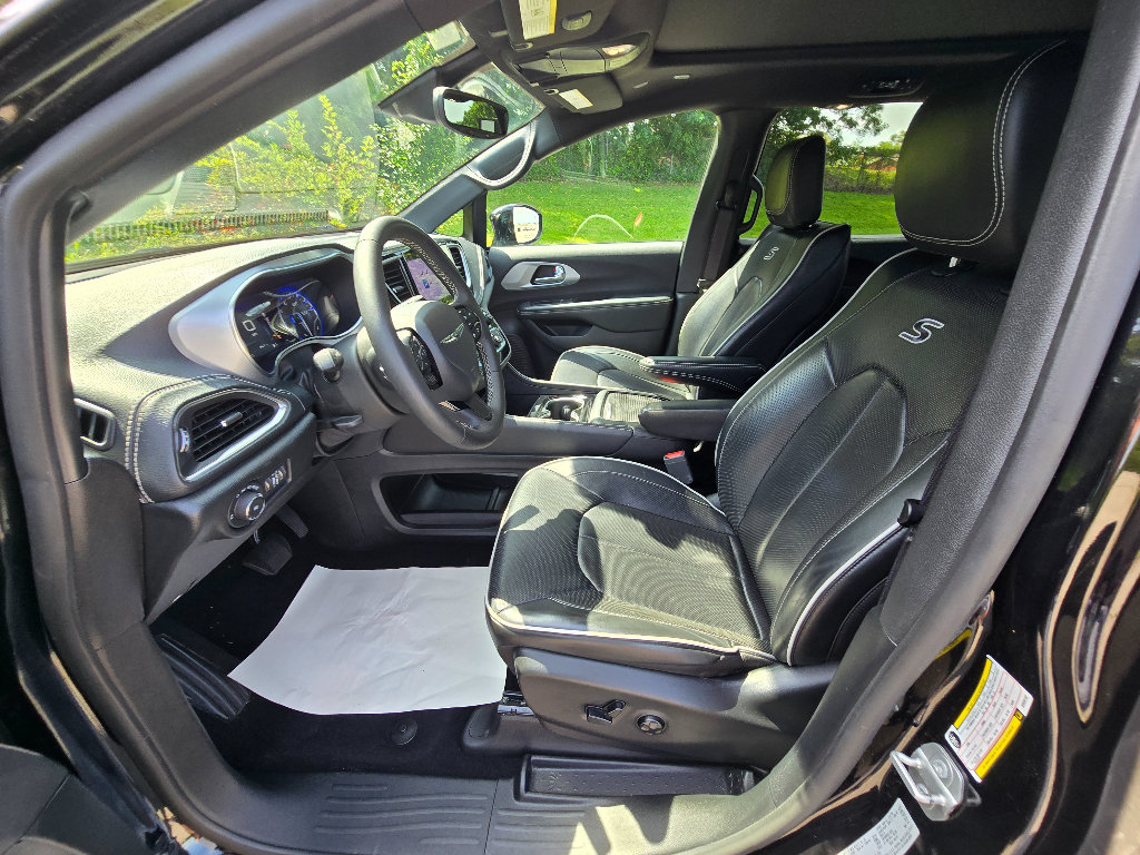 Used 2025 Chrysler Pacifica Limited FWD image 11