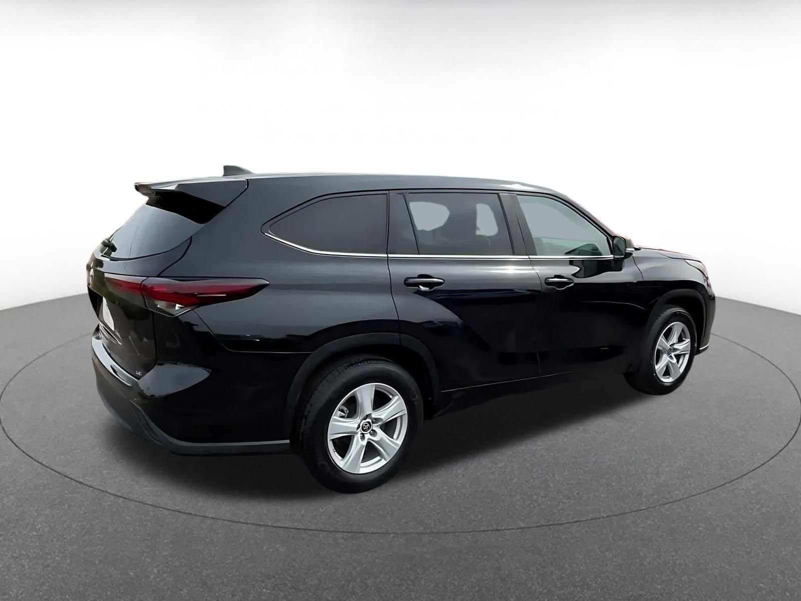 Used 2025 Toyota Highlander LE image 15