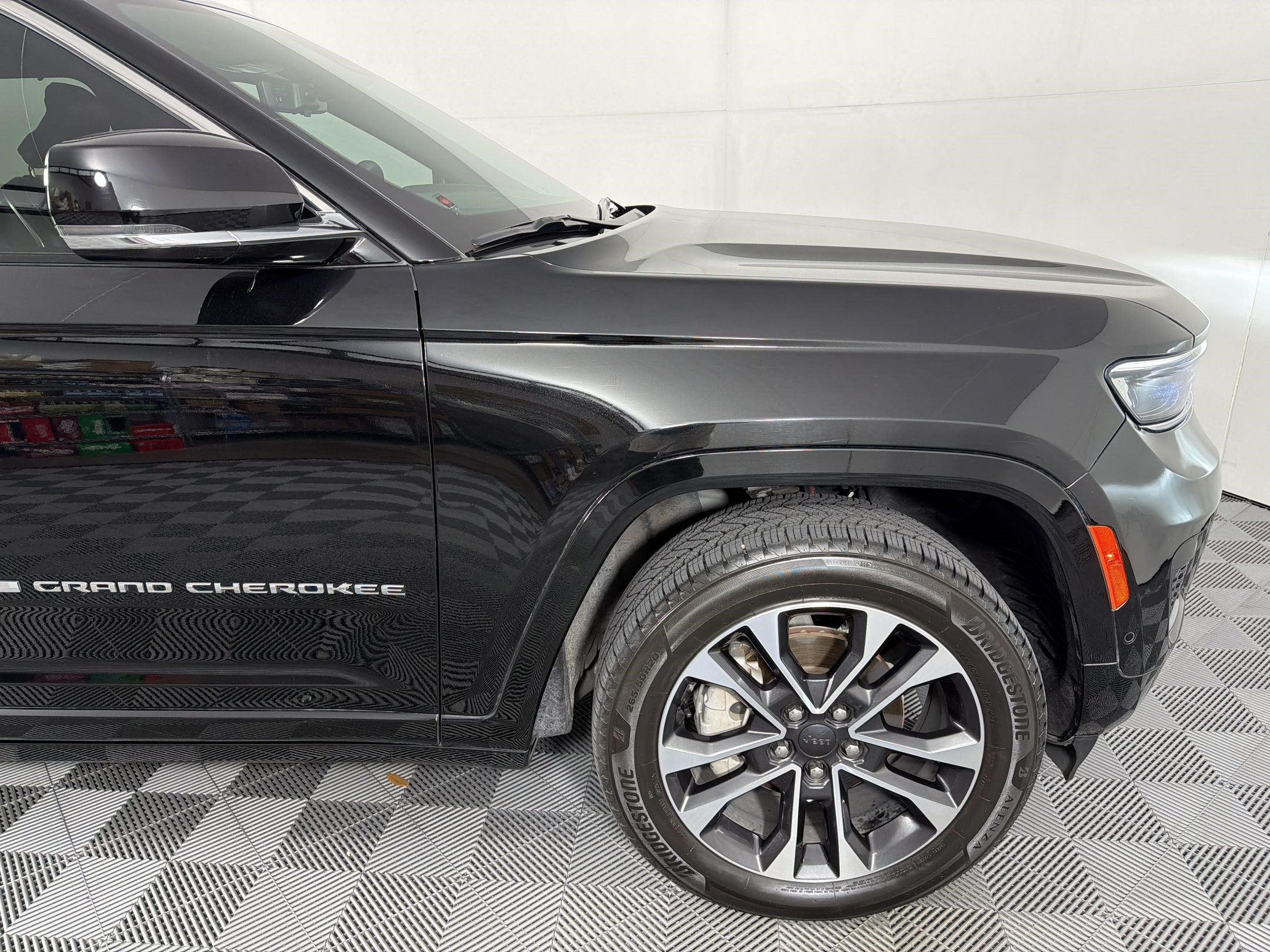 Used 2022 Jeep Grand Cherokee Overland w/ Luxury Tech Group IV AWD/4WD image 13