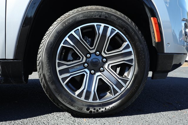 Used 2024 Jeep Wagoneer L Series II RWD image 5