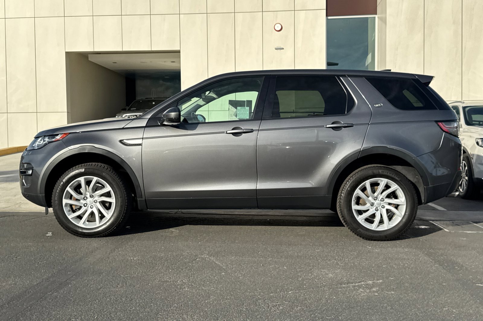 Used 2019 Land Rover Discovery Sport HSE image 6