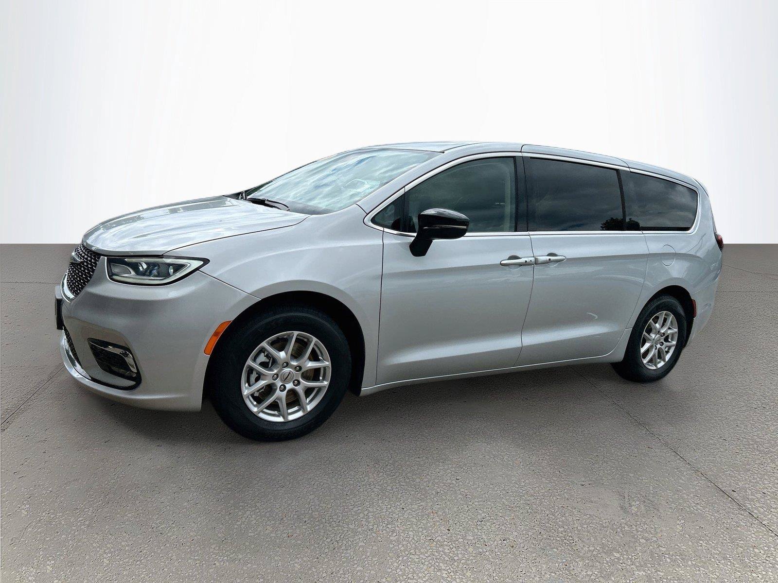 Used 2024 Chrysler Pacifica Touring-L FWD image 8