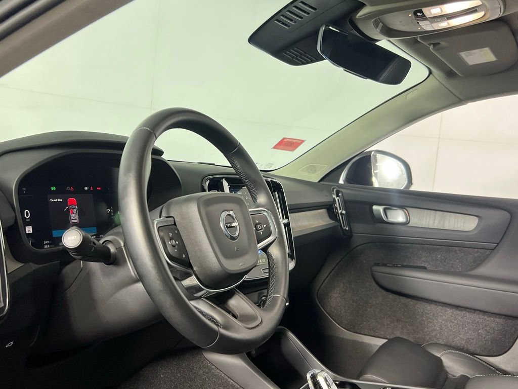 Used 2025 Volvo XC40 B5 Plus image 23
