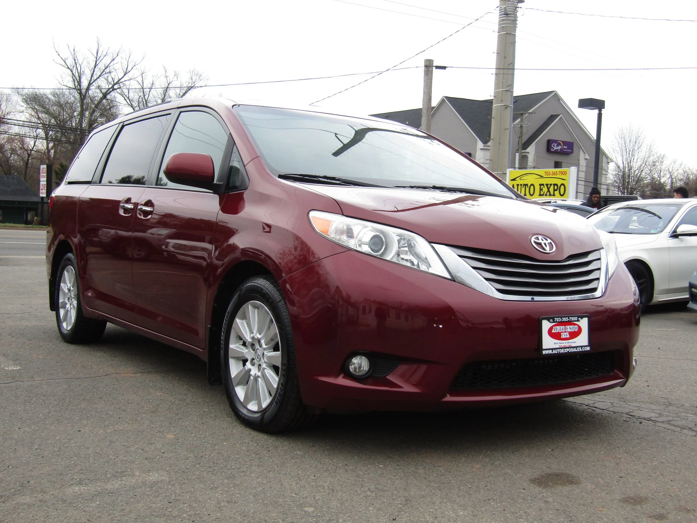 Used 2015 Toyota Sienna XLE w/ XLE Navigation Package image 1