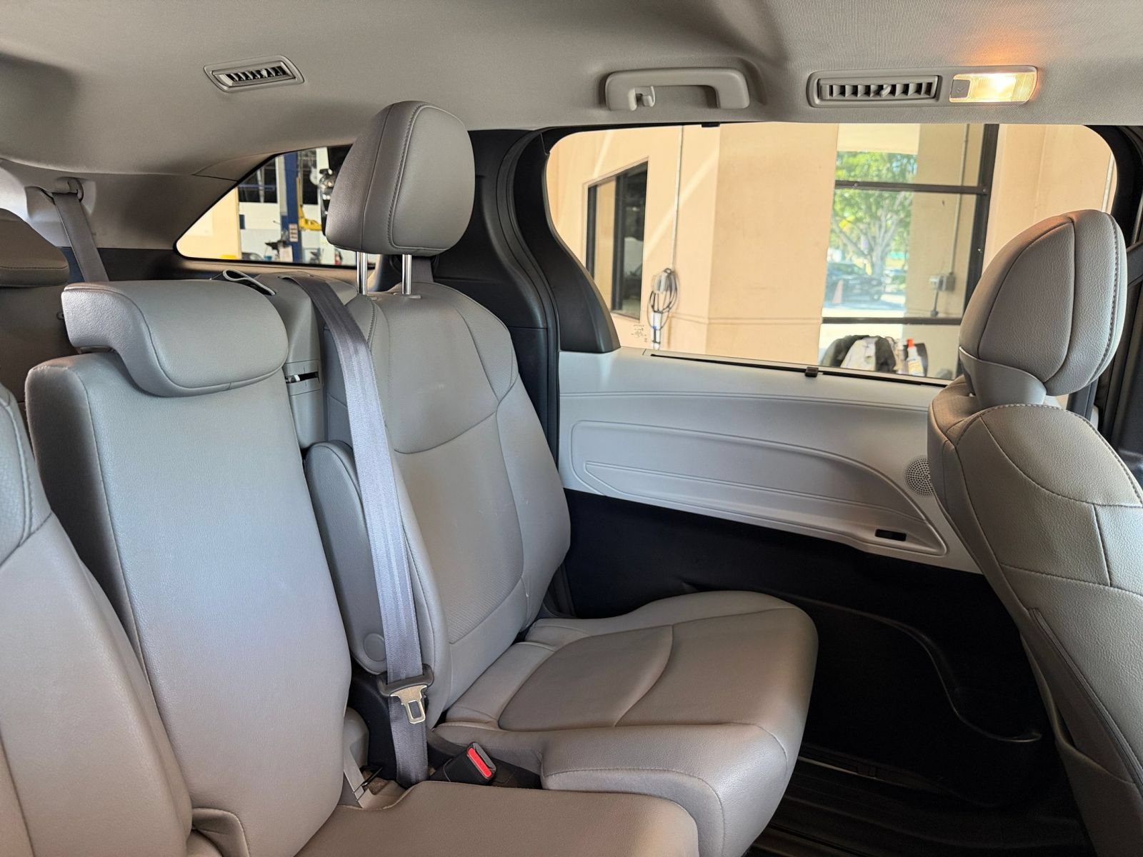 Used 2025 Toyota Sienna XLE FWD image 35