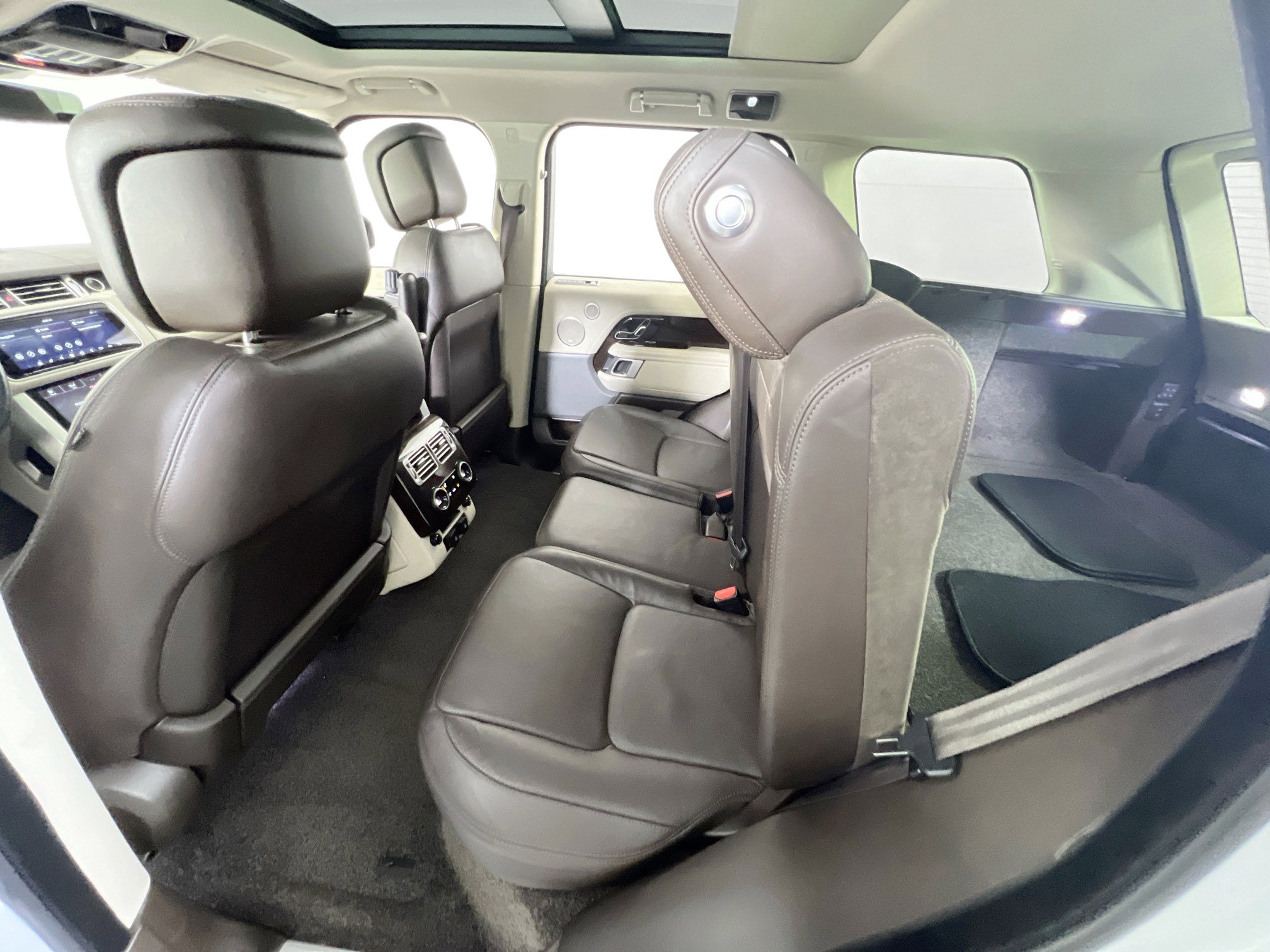 Used 2020 Land Rover Range Rover HSE image 24