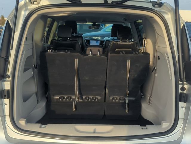 Used 2024 Chrysler Pacifica Touring-L FWD image 23