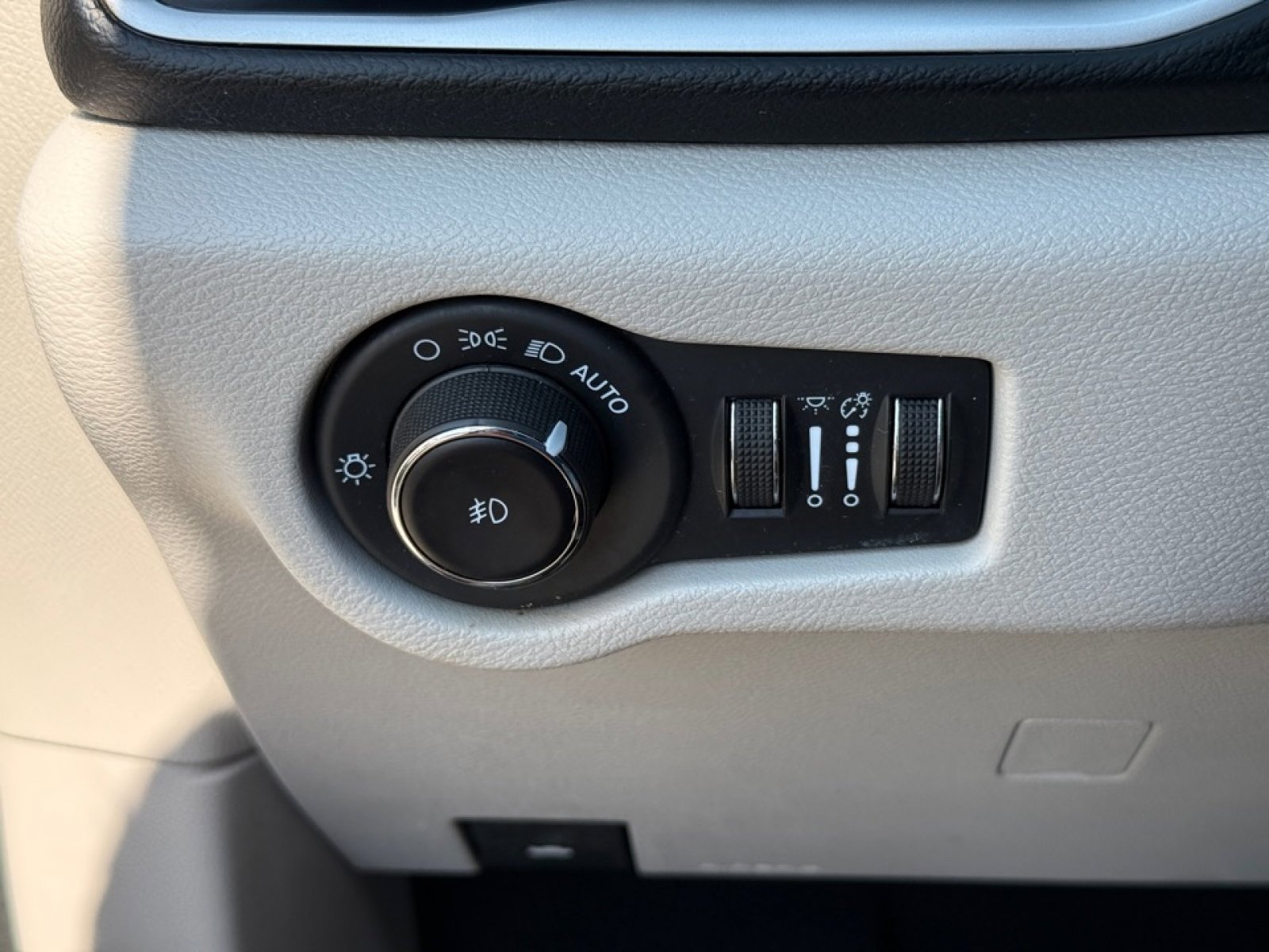 Used 2023 Chrysler Pacifica Touring-L image 41