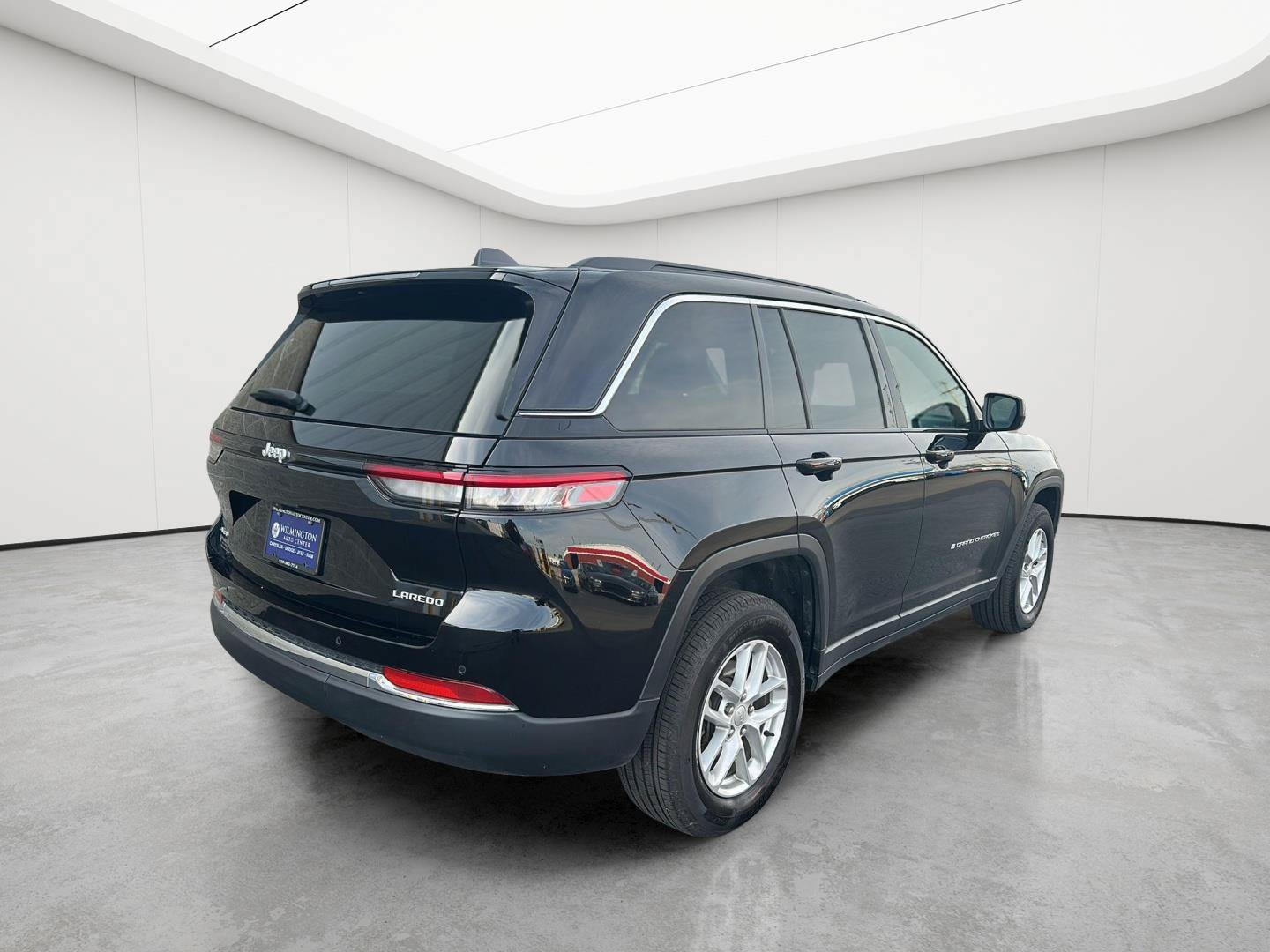 Used 2025 Jeep Grand Cherokee Laredo X w/ Luxury Tech Group I AWD/4WD image 2