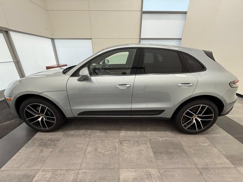 Certified 2025 Porsche Macan AWD/4WD image 2