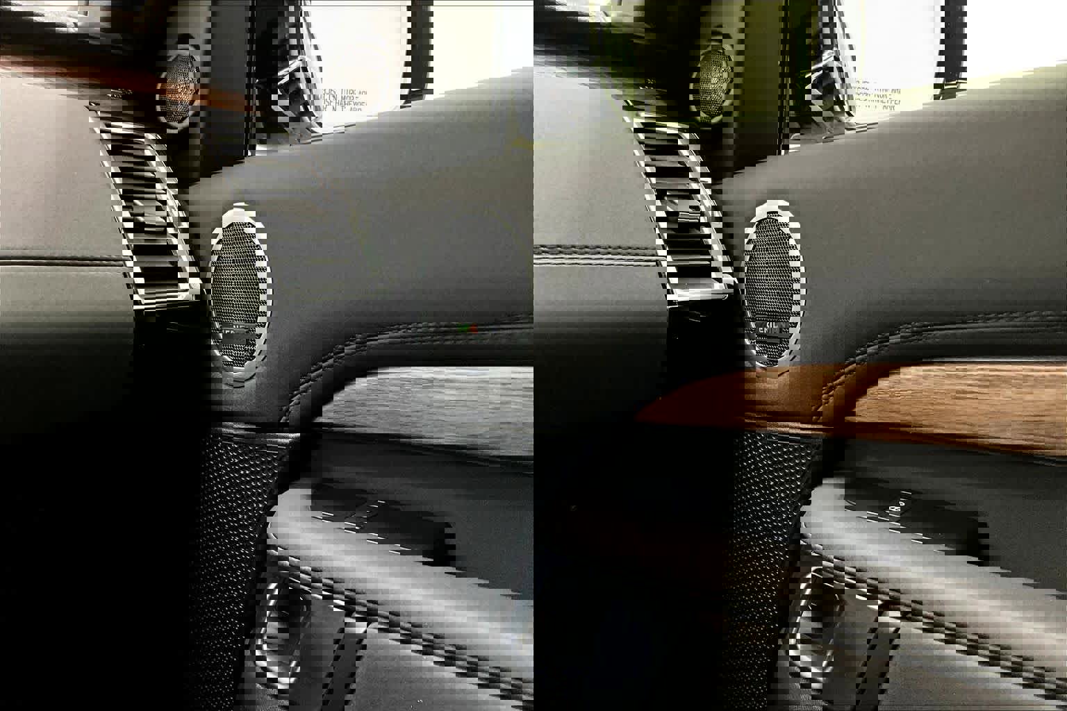 Used 2020 Land Rover Discovery HSE image 33