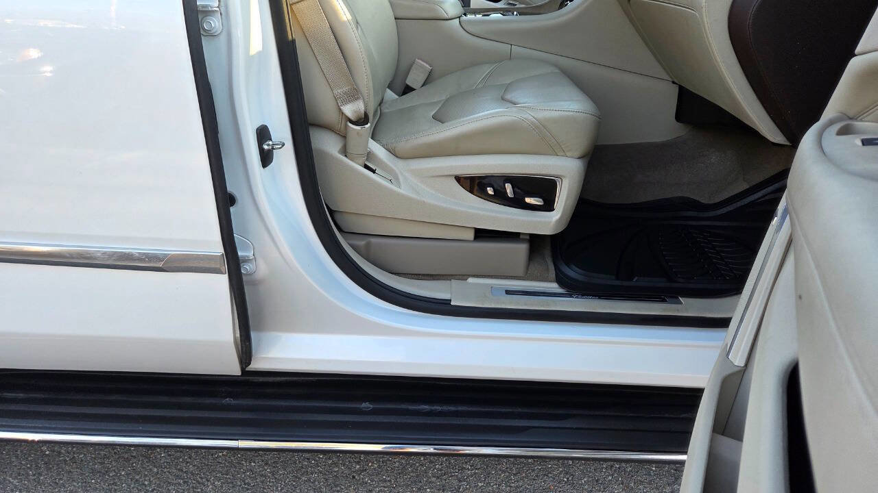 Used 2017 Cadillac Escalade Luxury AWD/4WD image 54