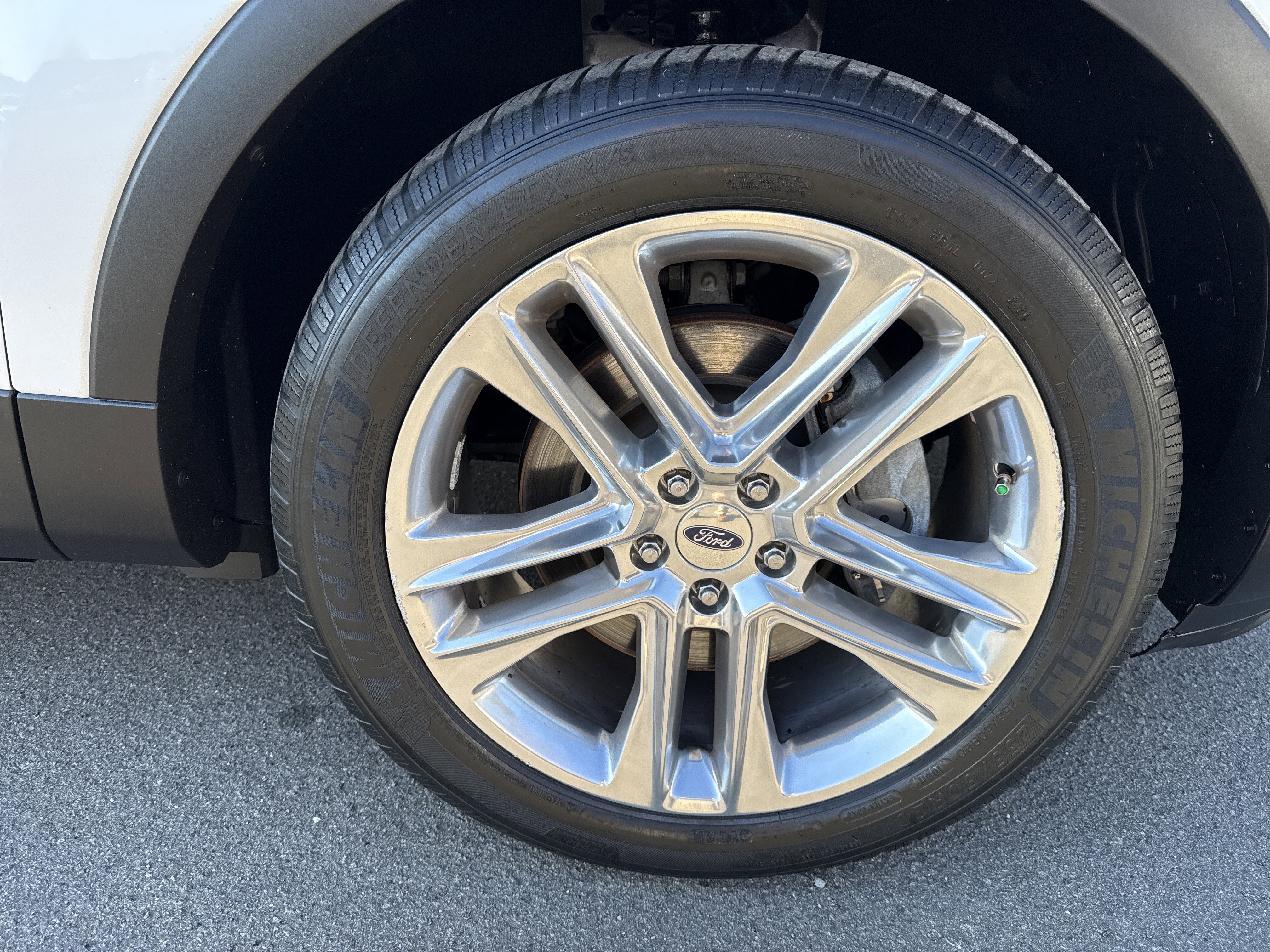 Used 2018 Ford Explorer XLT w/ Equipment Group 202A image 9