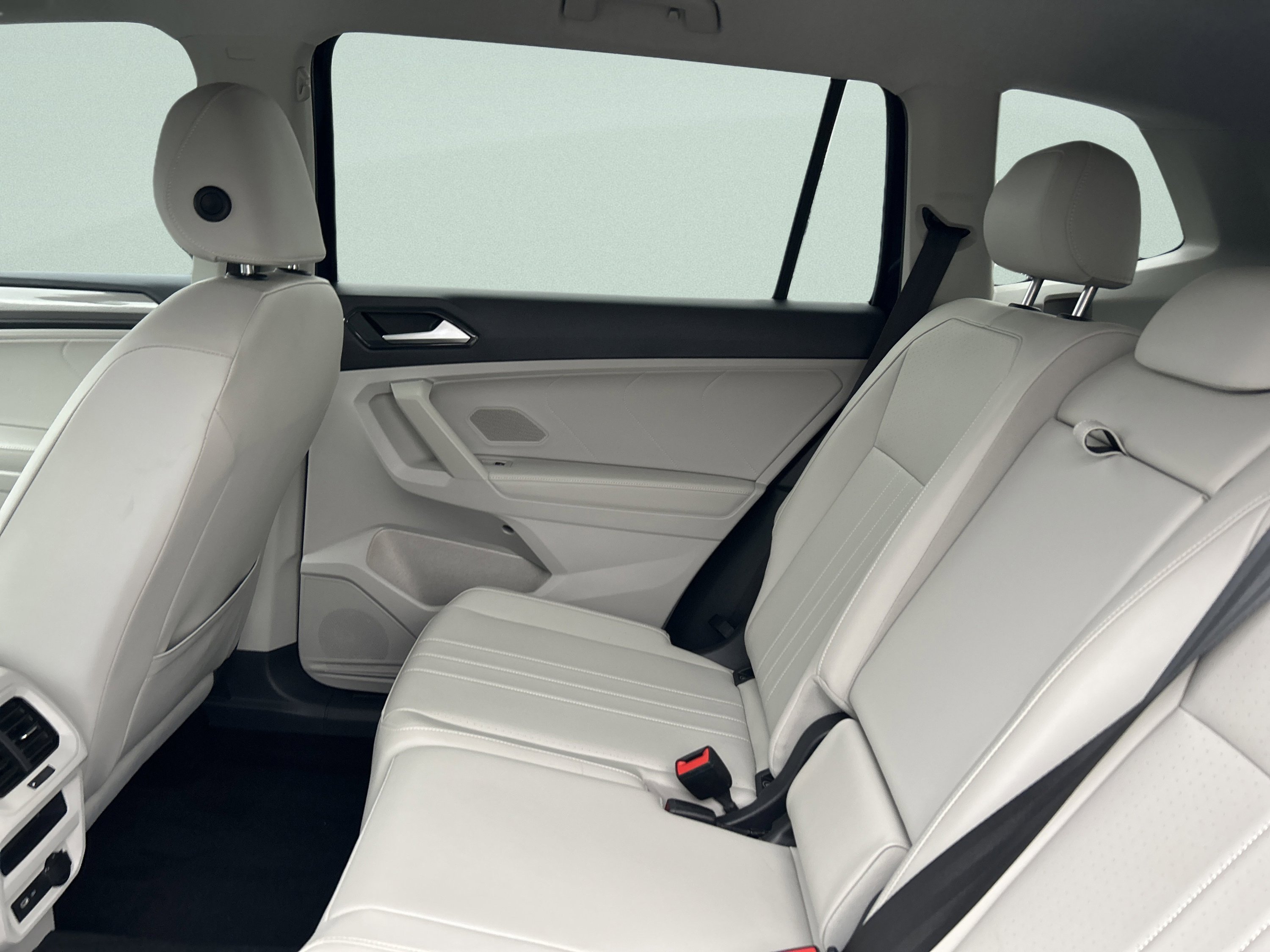 Used 2022 Volkswagen Tiguan SE AWD/4WD image 27