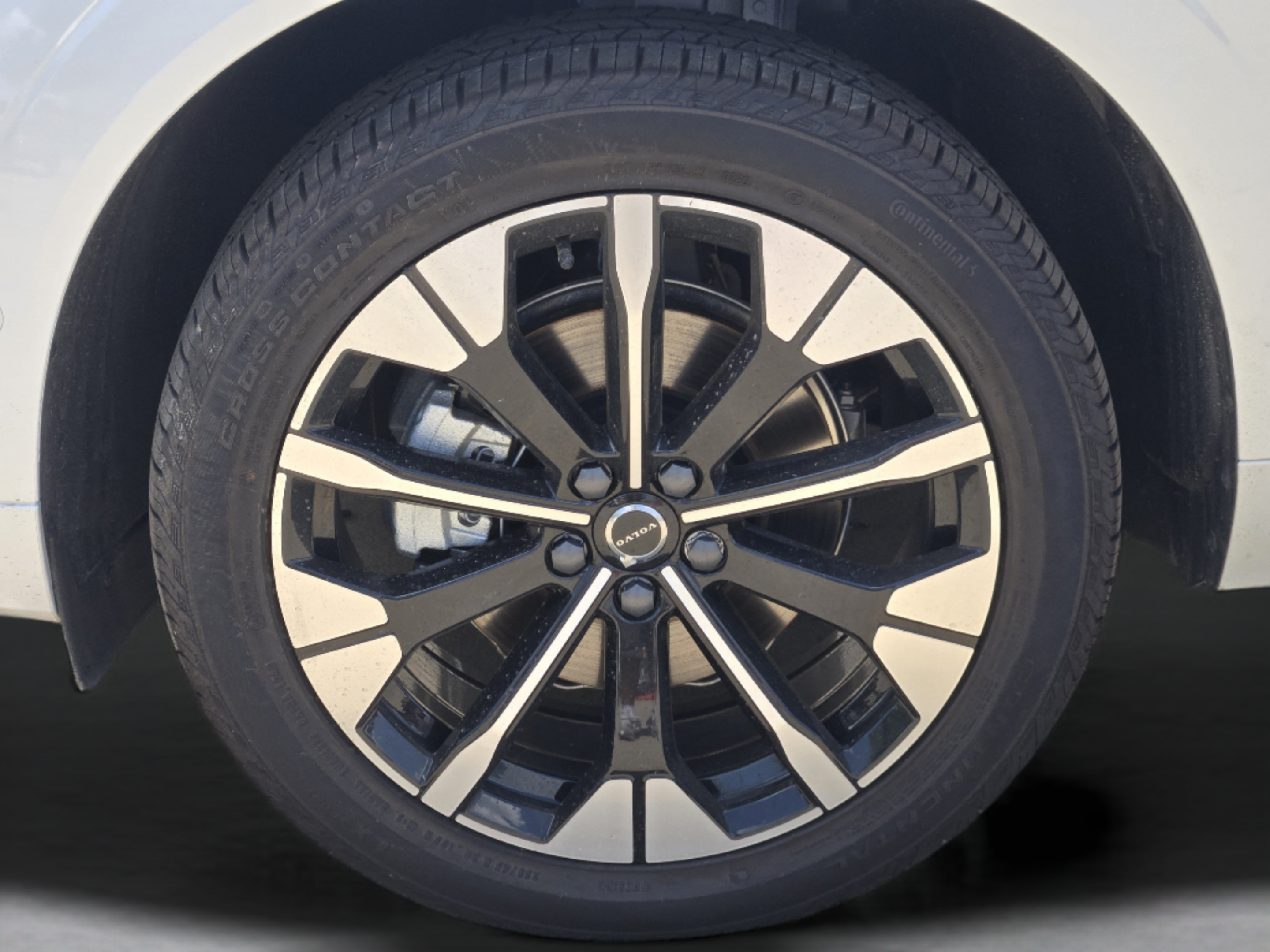 New 2026 Volvo XC60 B5 Plus w/ Protection Package Premier AWD/4WD image 32