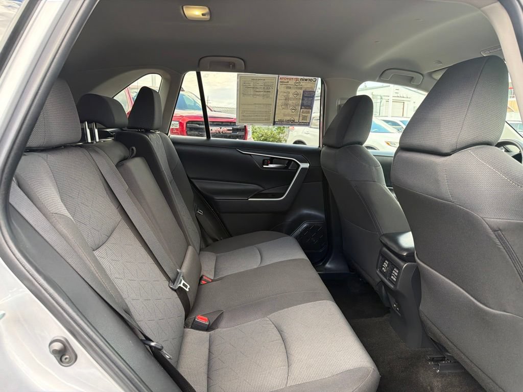 Used 2025 Toyota RAV4 XLE AWD/4WD image 15