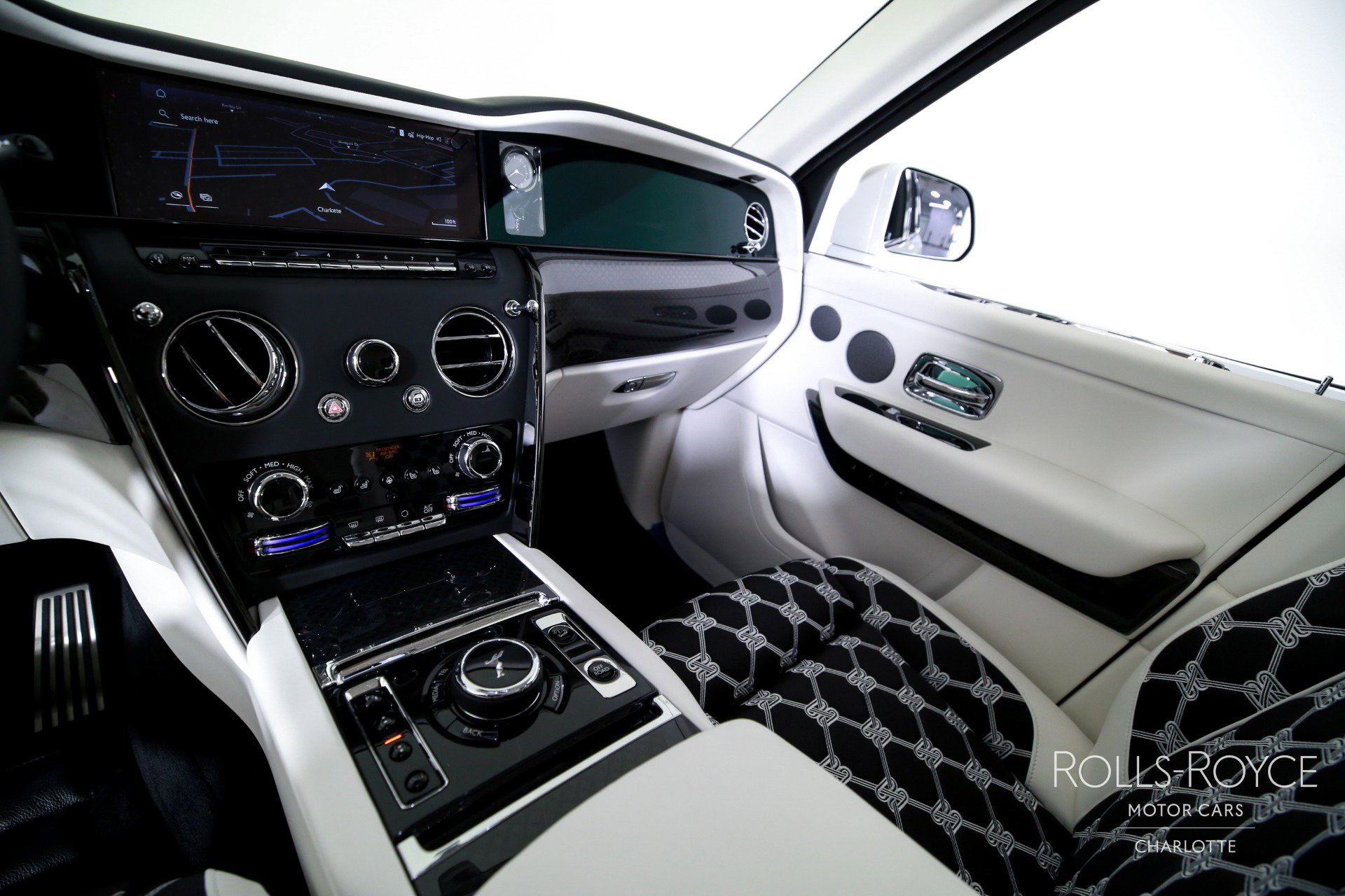 New 2026 Rolls-Royce Cullinan Black Badge image 16