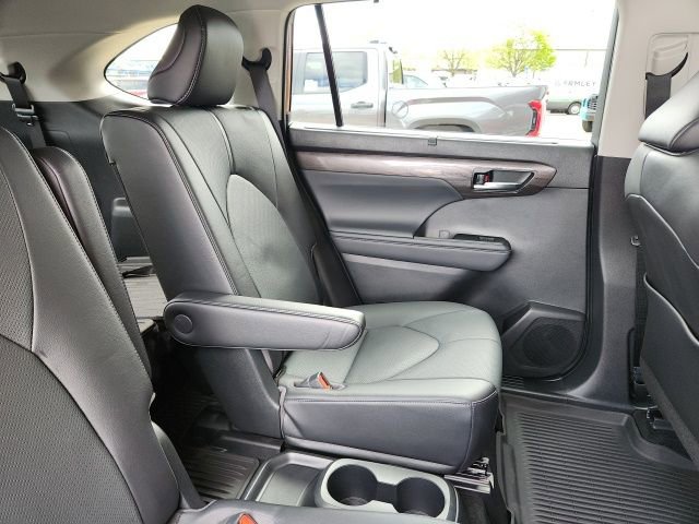 Used 2022 Toyota Highlander Limited AWD/4WD image 26