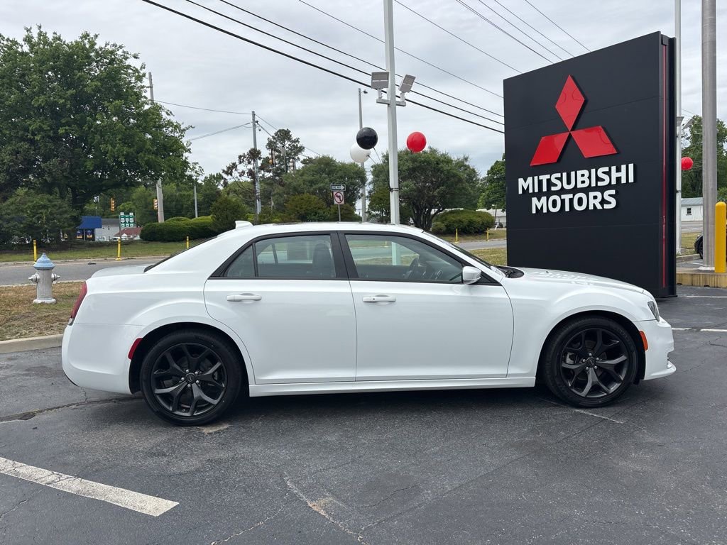 Used 2023 Chrysler 300 Touring L w/ Popular Equipment Group RWD image 2