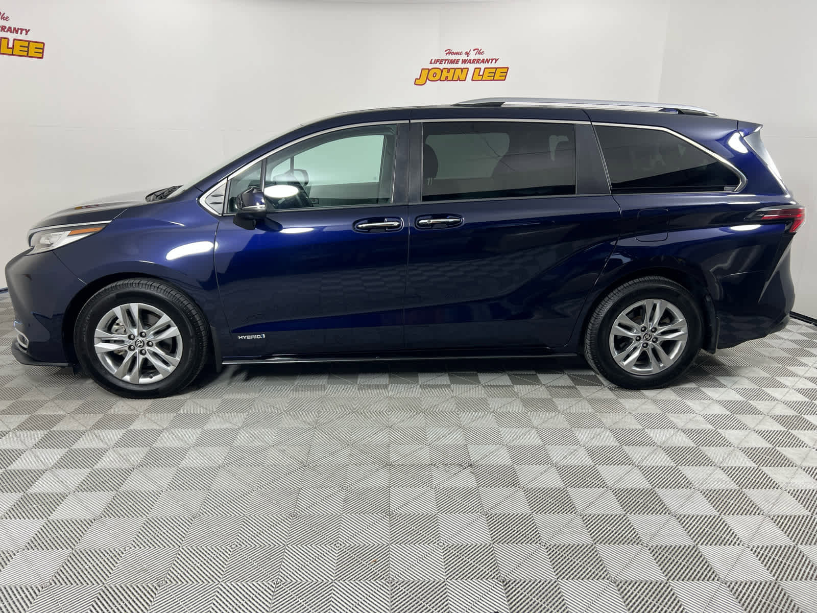 Used 2021 Toyota Sienna Limited image 2