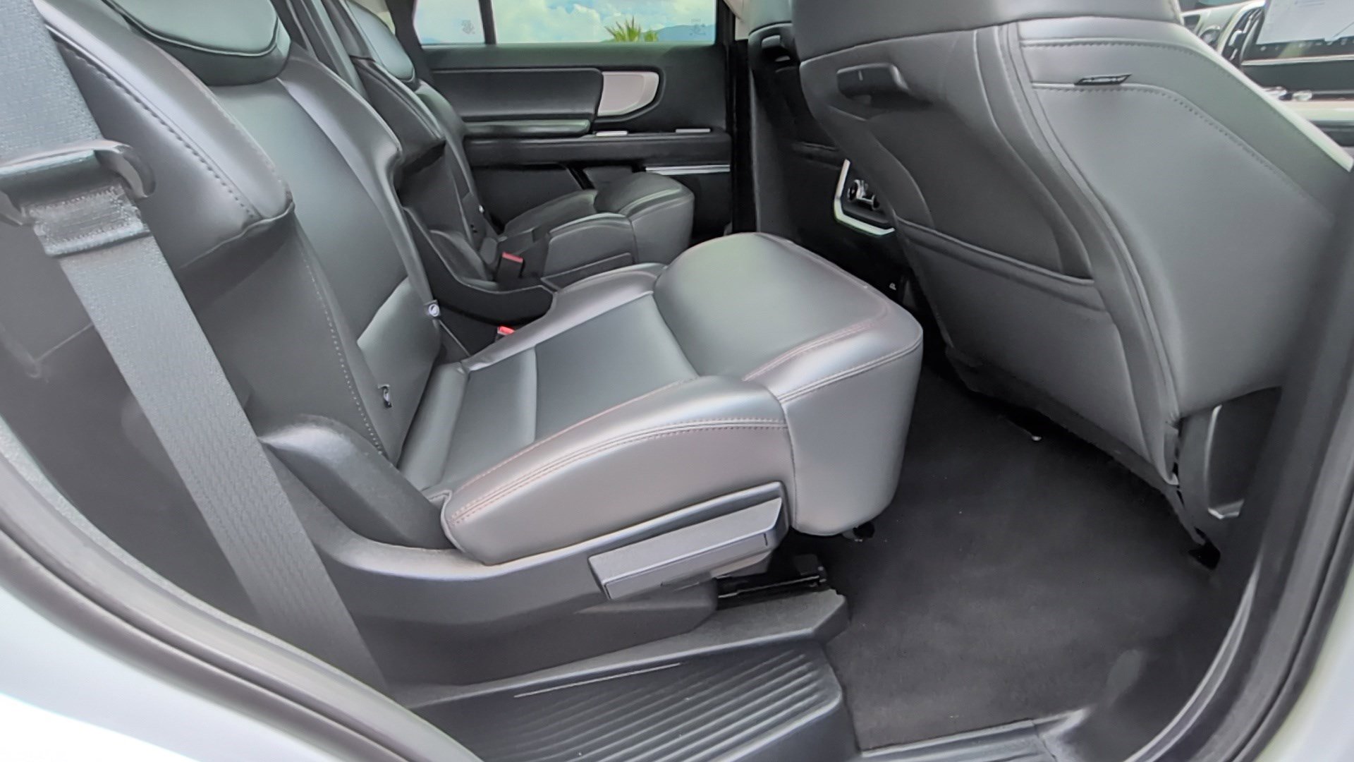 Used 2025 Ford Expedition Active AWD/4WD image 31