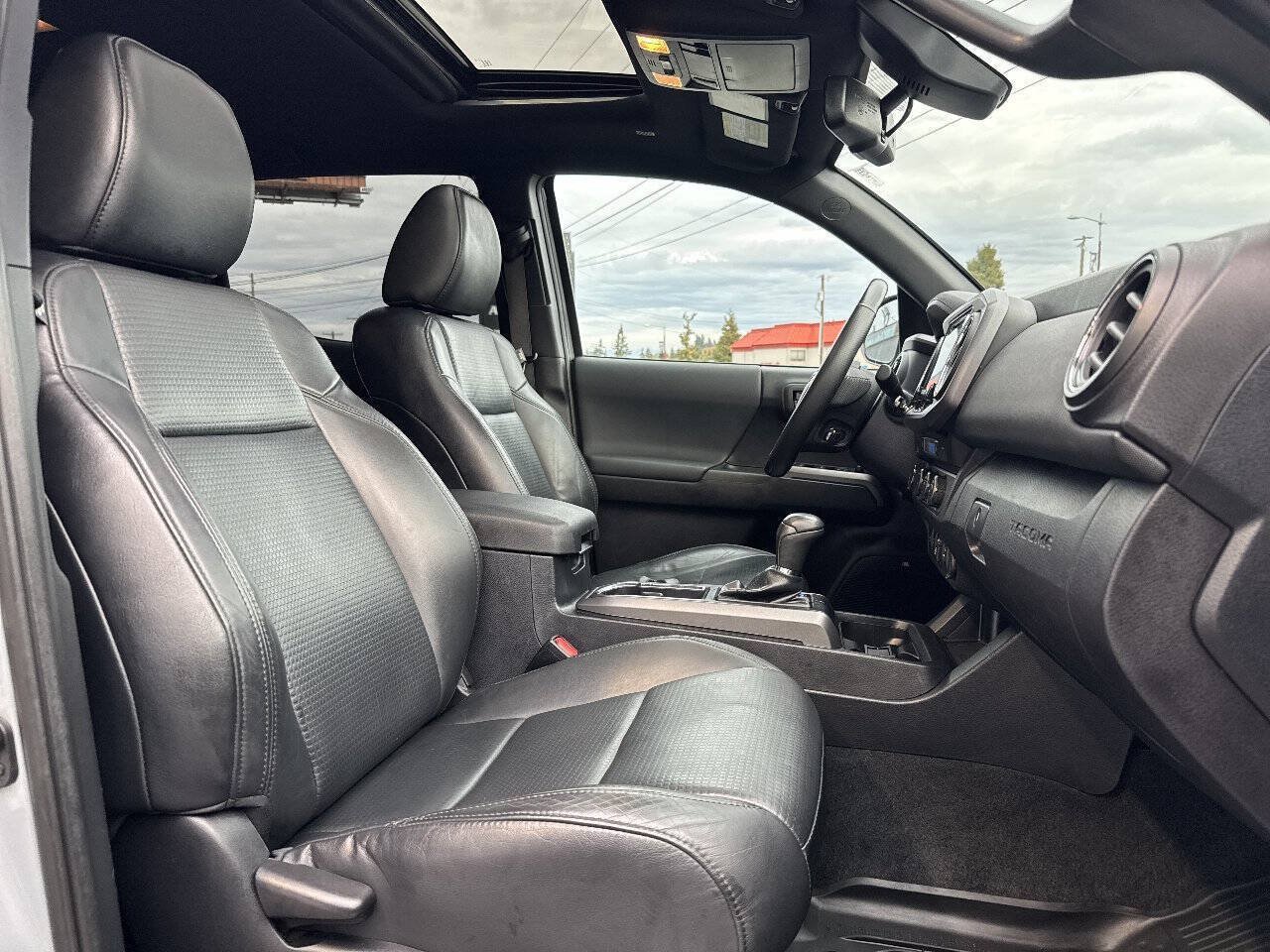 Used 2019 Toyota Tacoma TRD Sport AWD/4WD image 16