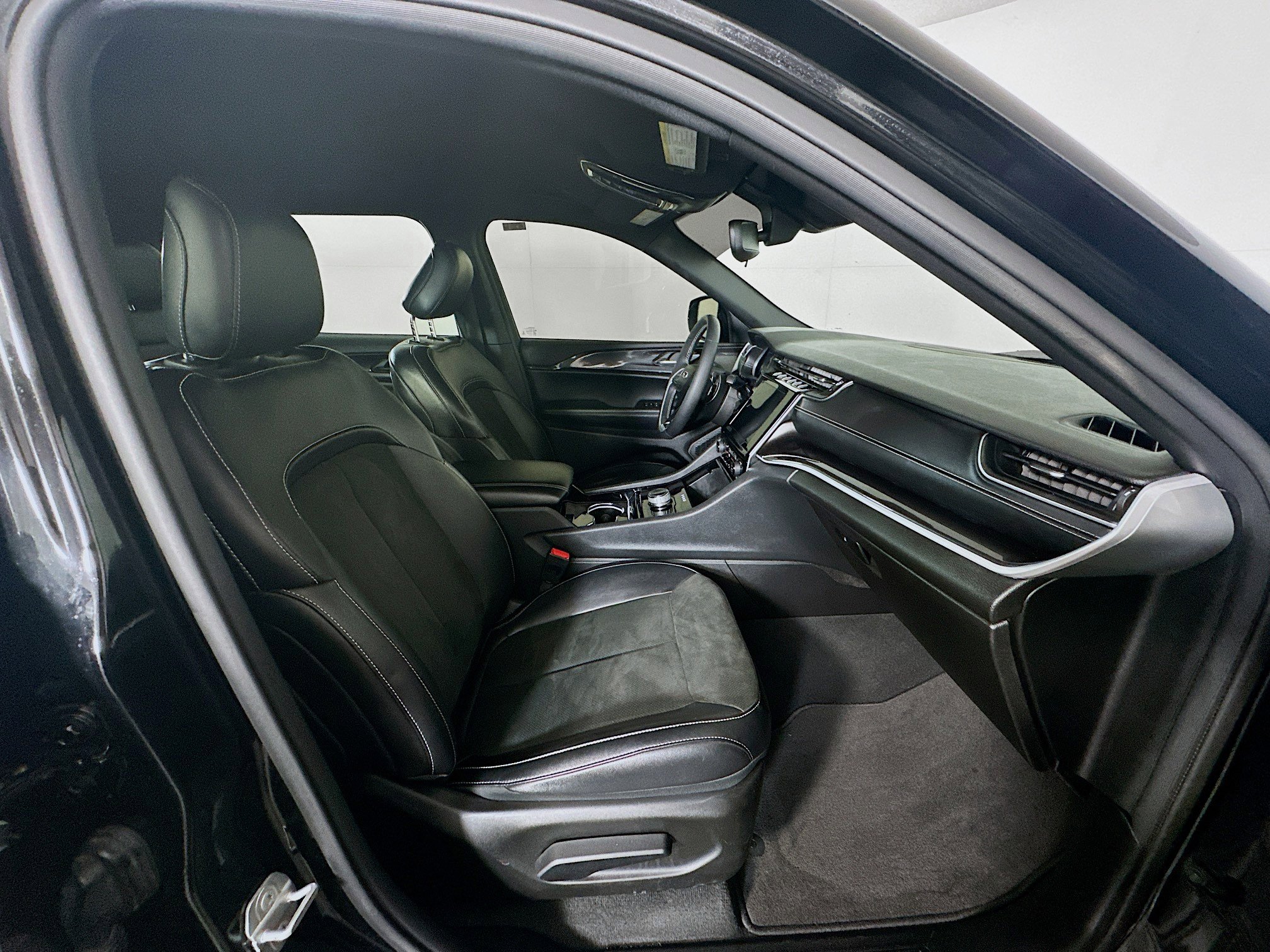 Used 2023 Jeep Grand Cherokee L Laredo image 34