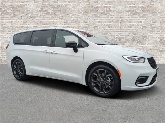 New 2026 Chrysler Pacifica Select