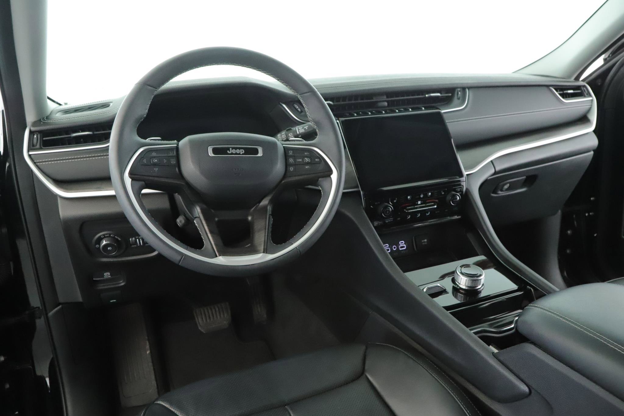 Used 2023 Jeep Grand Cherokee L Limited w/ Luxury Tech Group II image 2