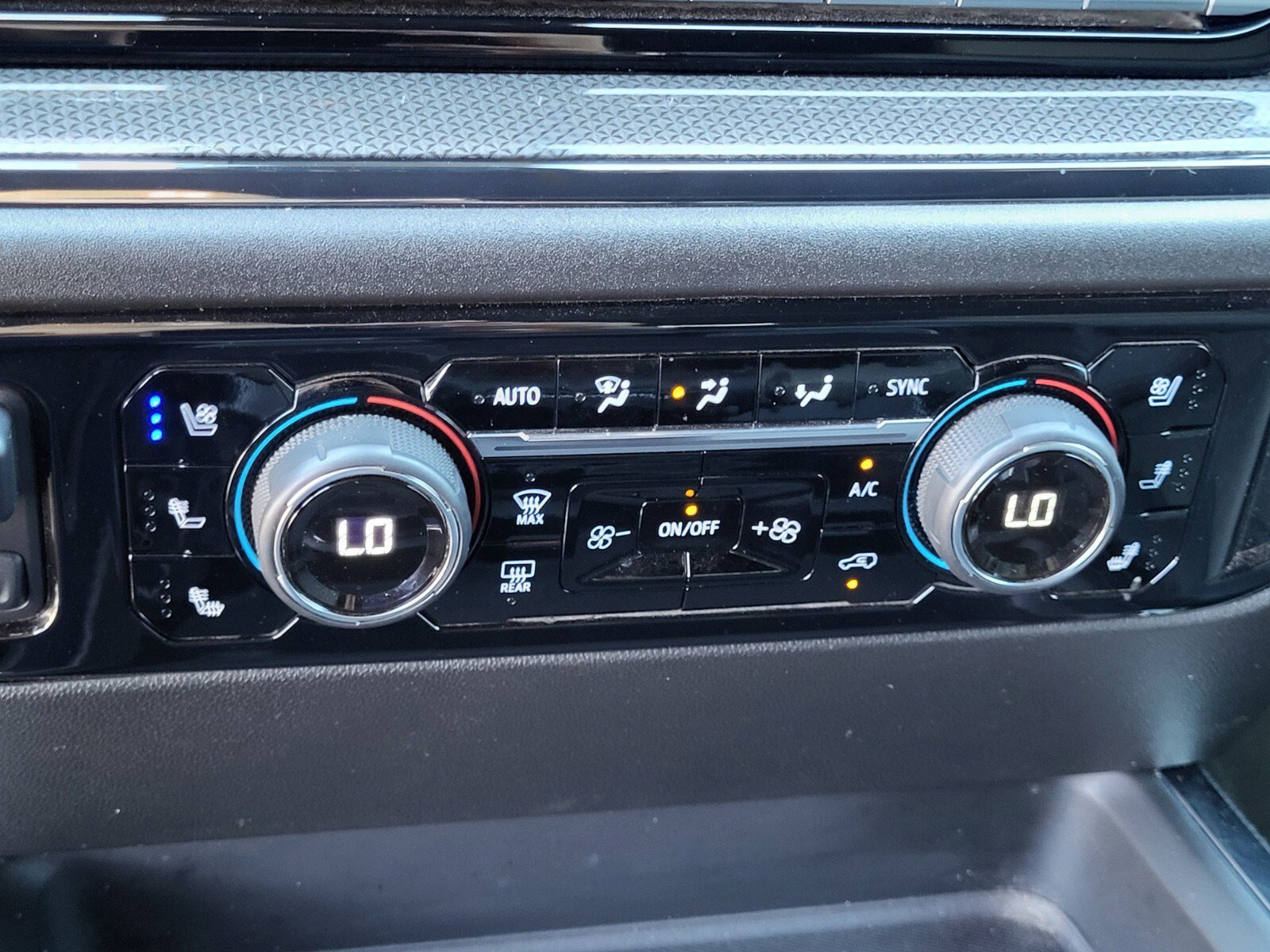 Used 2025 Chevrolet Silverado 2500 ZR2 w/ Technology Package image 22