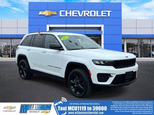 Used 2023 Jeep Grand Cherokee Altitude AWD/4WD image 1