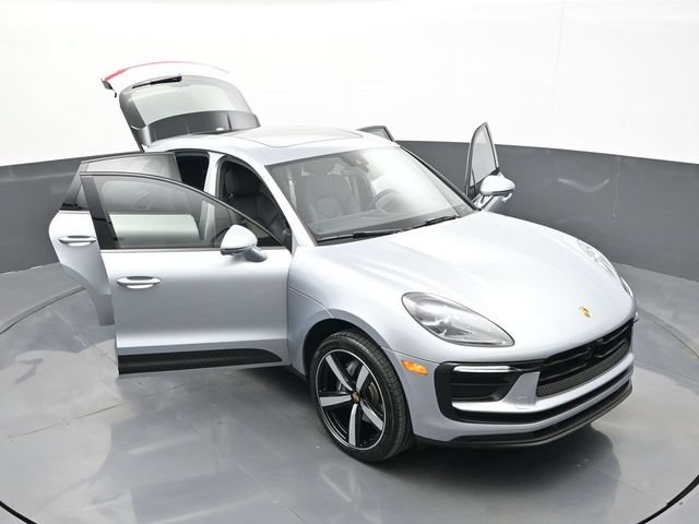 Certified 2025 Porsche Macan AWD/4WD image 33