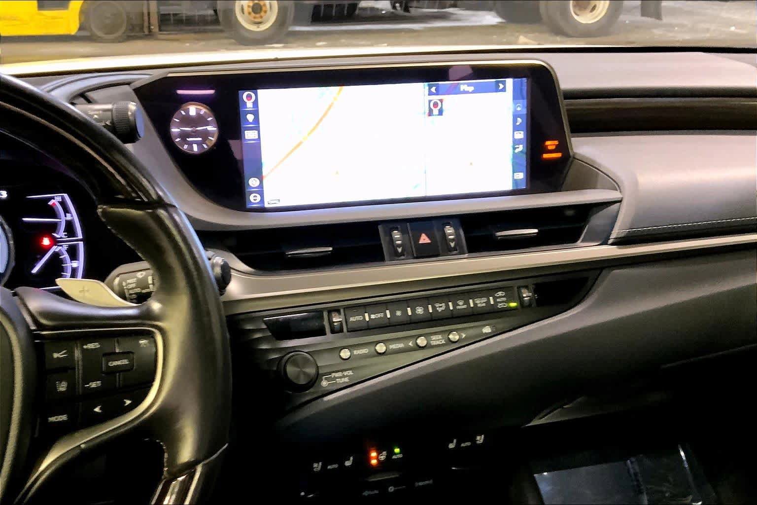 Used 2019 Lexus ES 300h w/ Premium Package image 7