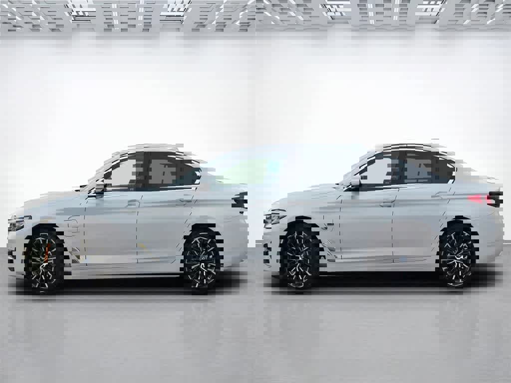 Used 2022 BMW 530e w/ Premium Package image 3