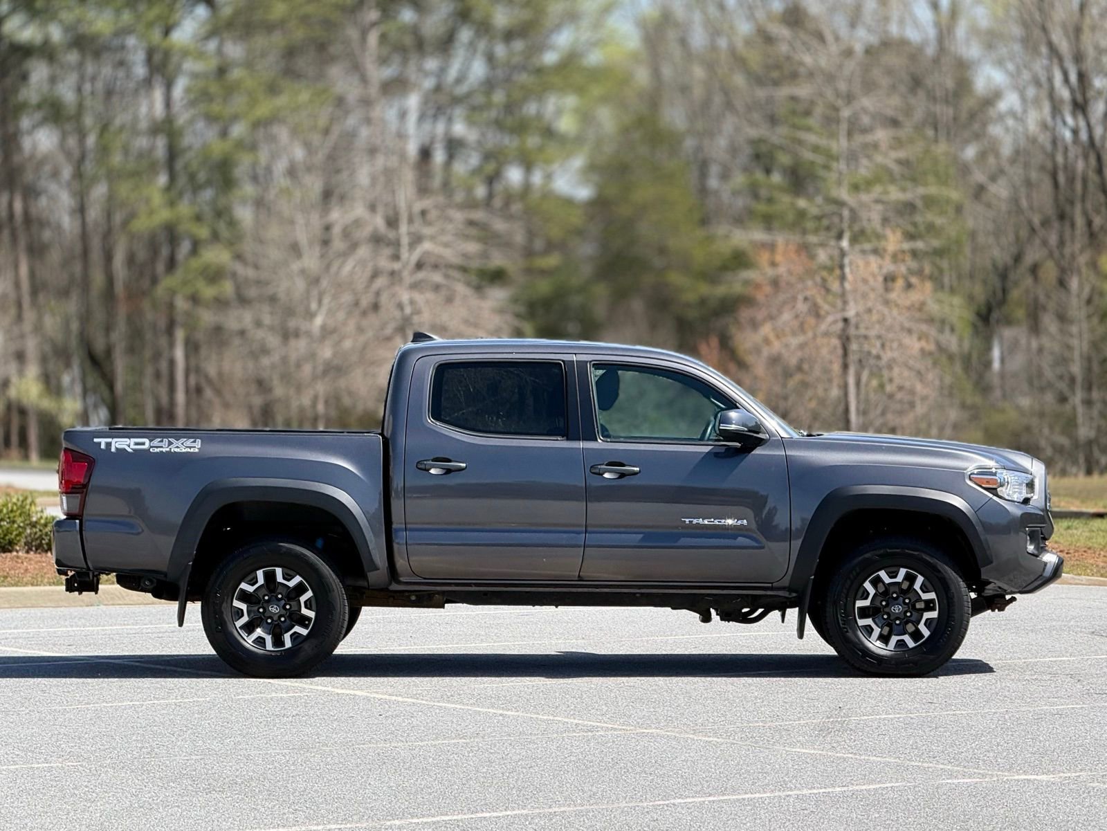 Used 2019 Toyota Tacoma TRD Off-Road w/ Technology Package image 11