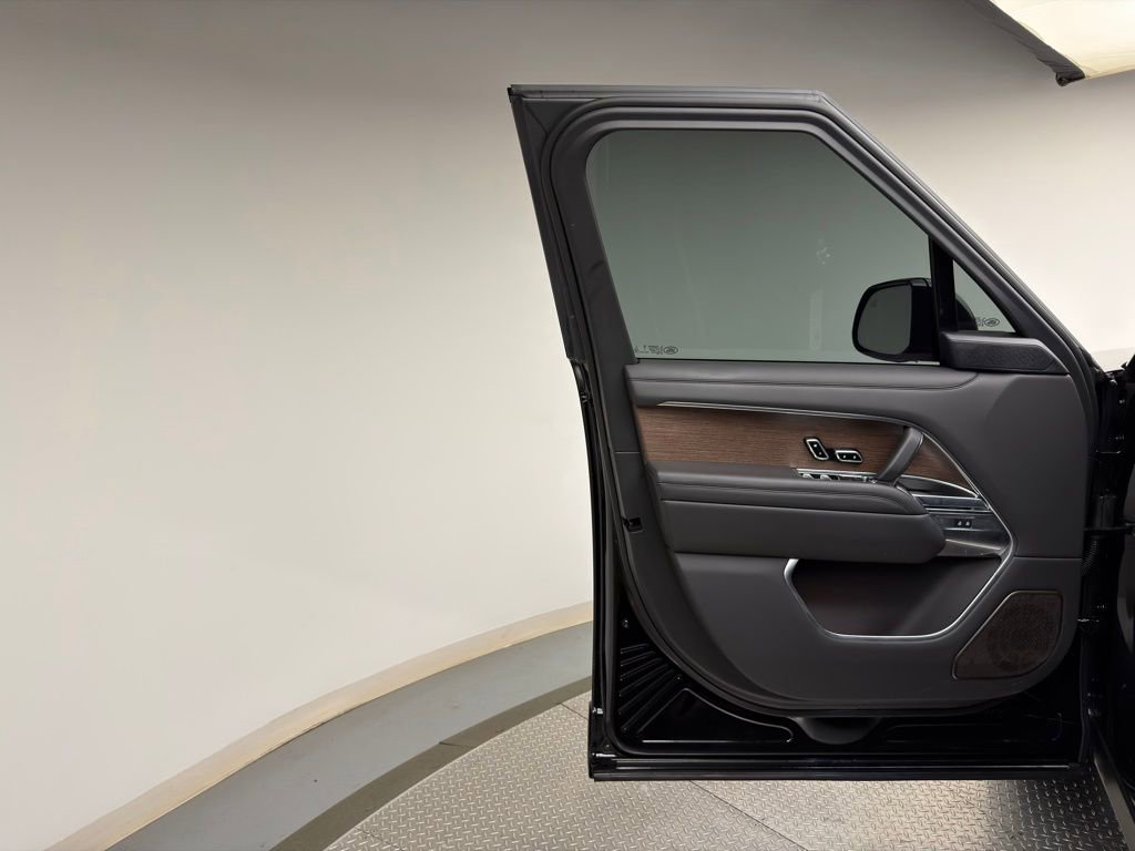 Used 2024 Land Rover Range Rover Long Wheelbase Autobiography image 10