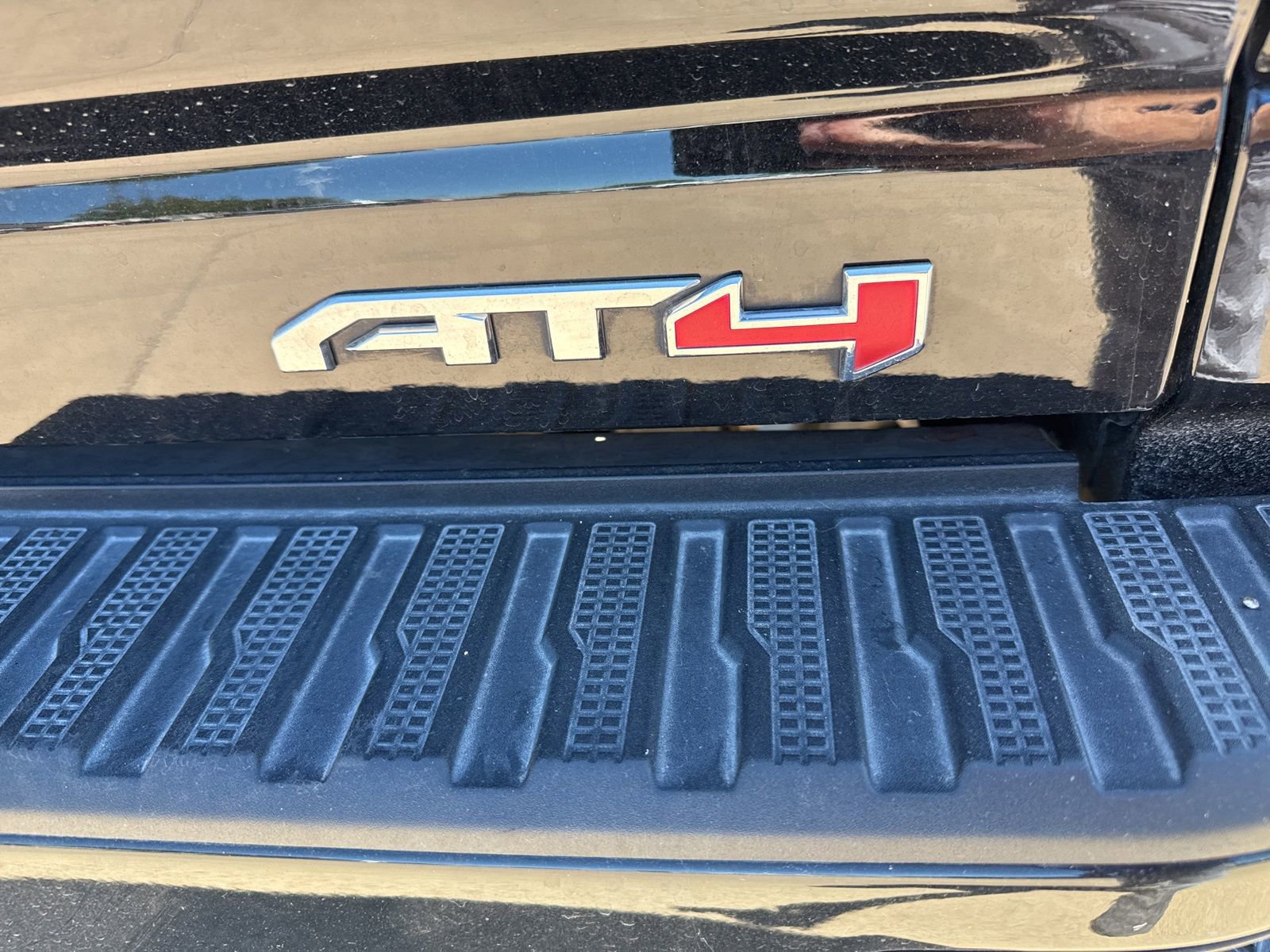 Used 2024 GMC Sierra 2500 AT4 w/ Technology Package image 9