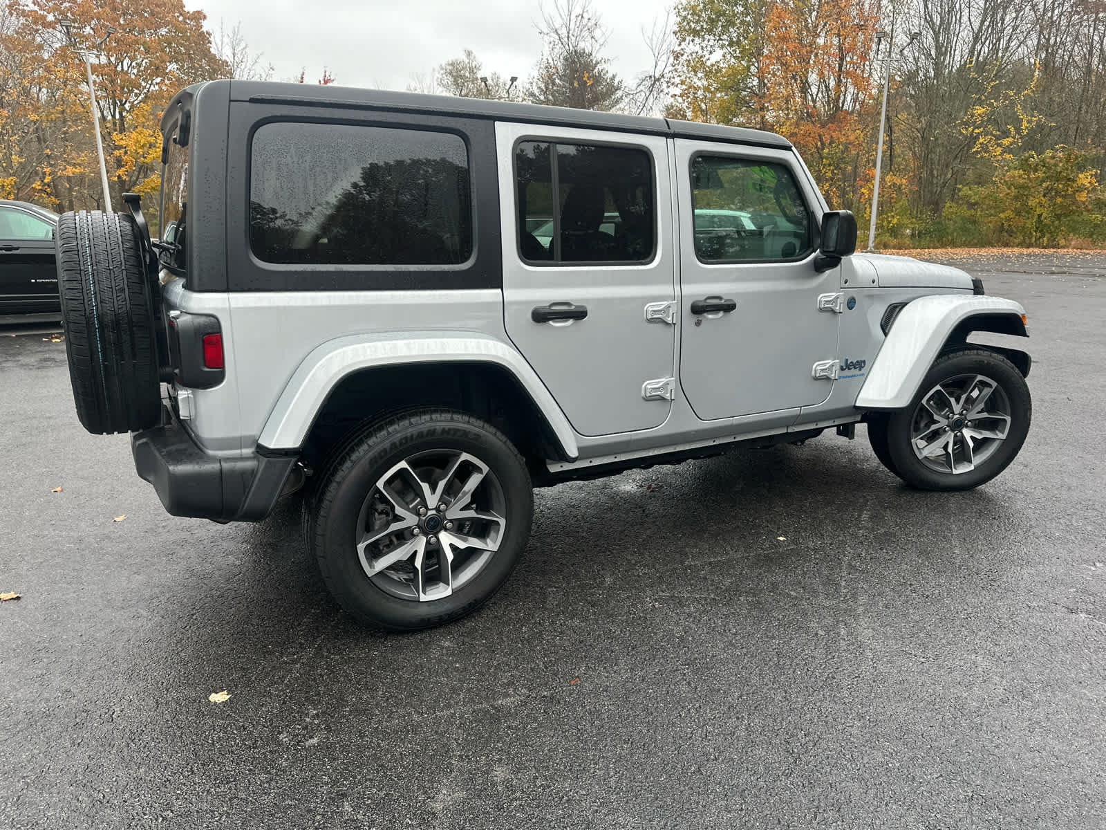 Used 2024 Jeep Wrangler Unlimited w/ Convenience Group AWD/4WD image 5