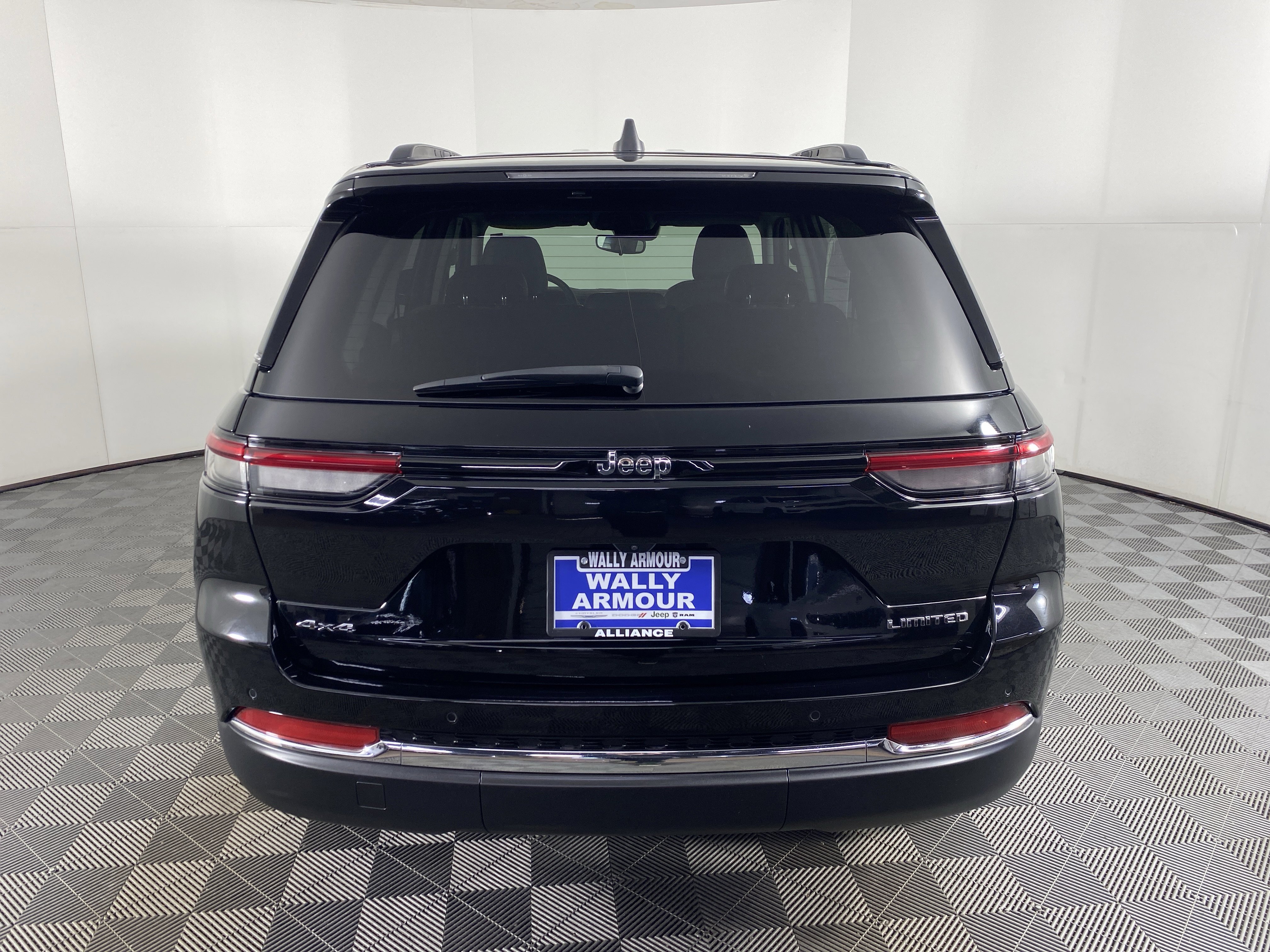 Used 2023 Jeep Grand Cherokee Limited image 10