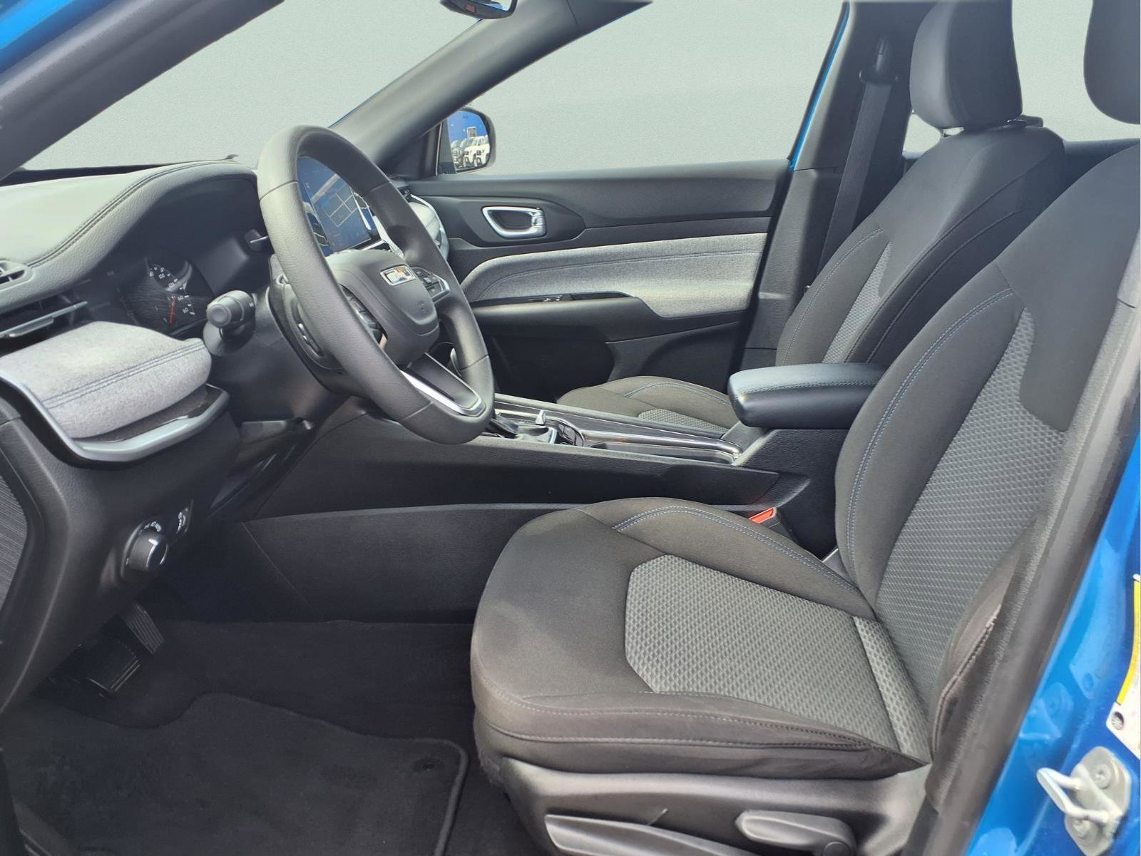 Used 2025 Jeep Compass Sport image 12