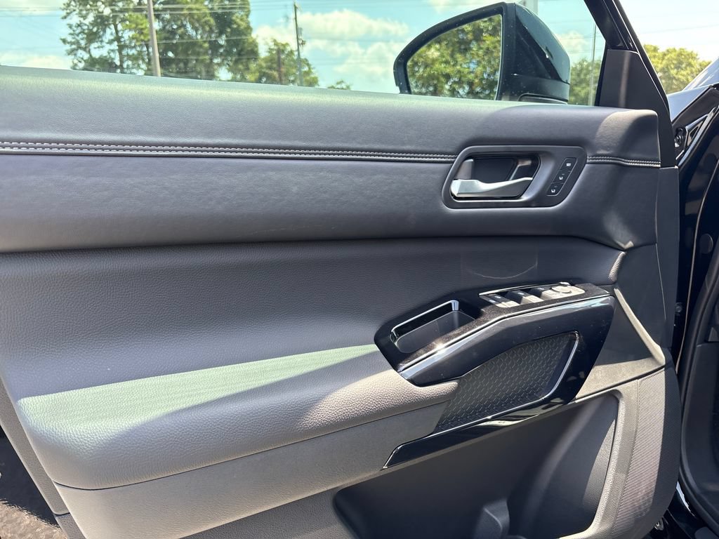 New 2026 Nissan Pathfinder Platinum FWD image 3