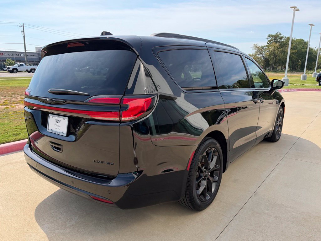Used 2025 Chrysler Pacifica Limited FWD image 7